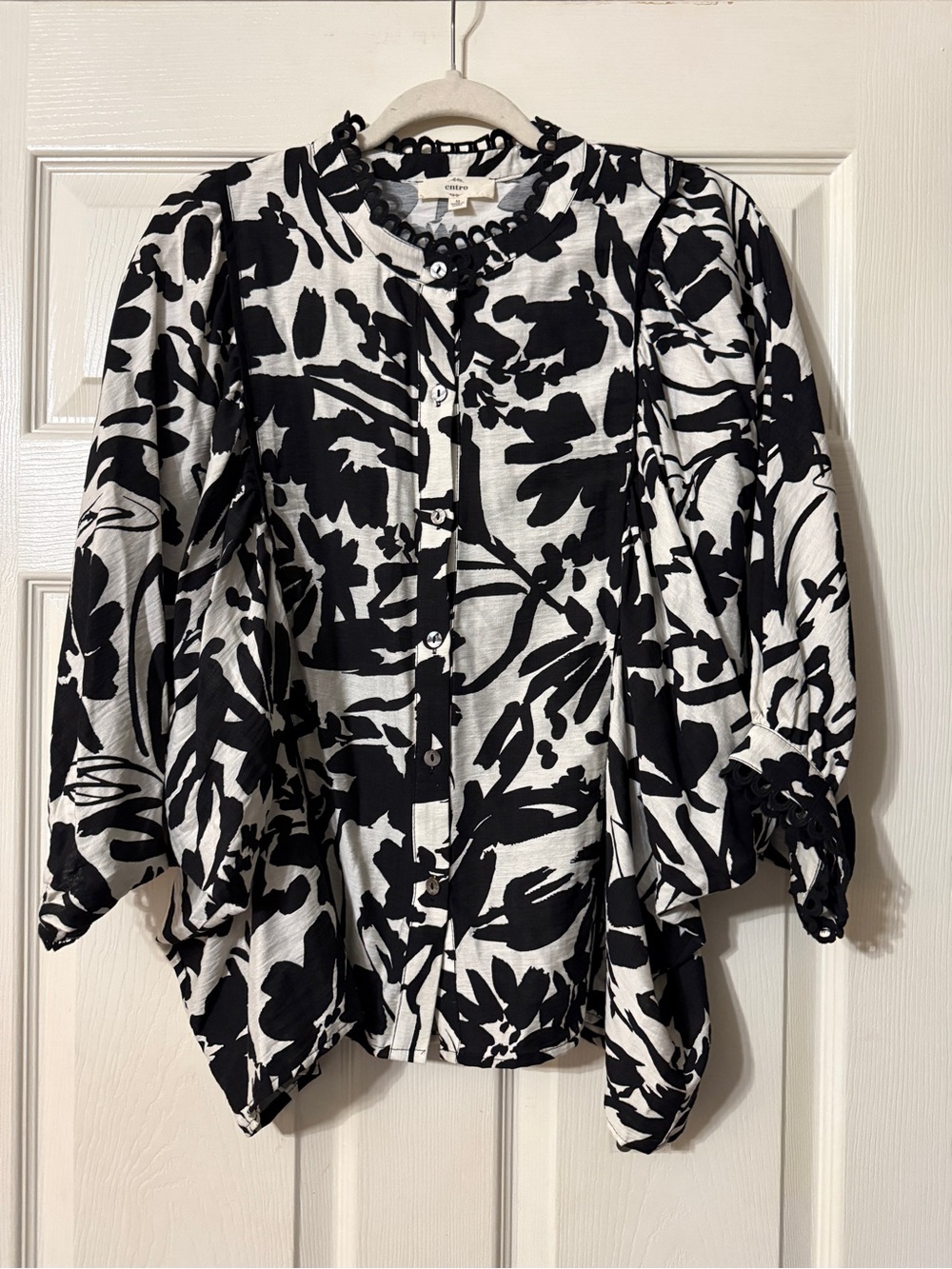 entro Black and White Floral Button-Down Blouse